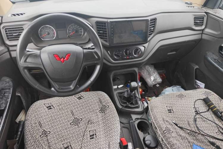 Used Wuling Hongguang V 2022 1.5L Jingqu Edition Electric-Assist LAR Center Console