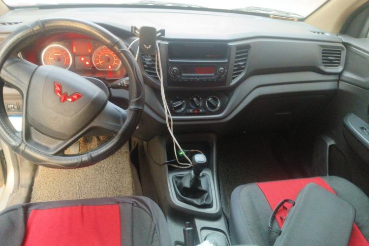 Used Wuling Hongguang V 2022 1.5L Jingqu Edition Electric-Assist LAR Center Console