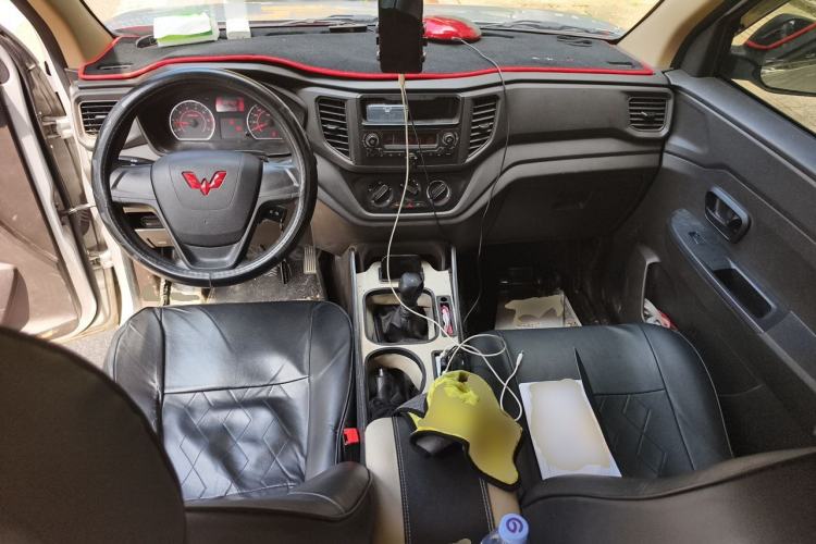 Used Wuling Hongguang V 2022 1.5L Jingqu Edition Electric-Assist LAR Center Console