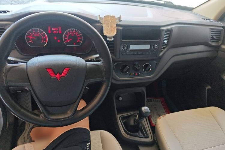 Used Wuling Hongguang V 2022 1.5L Jingqu Edition Enclosed-Window Vehicle with Hydraulic Power Steering LAR Center Console