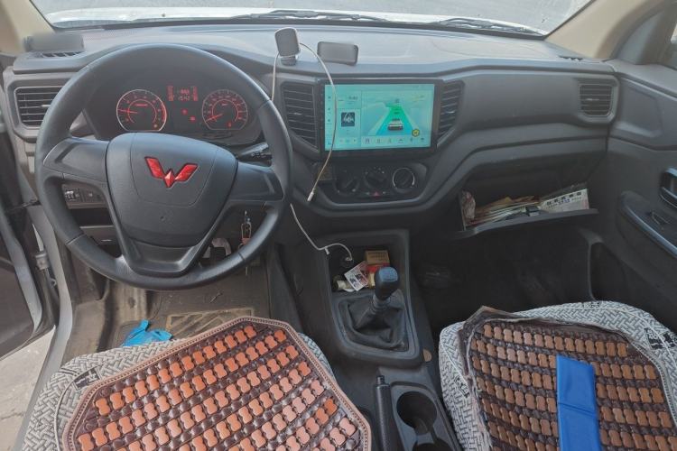 Used Wuling Hongguang V 2022 1.5L Jingqu Edition Electric-Assist LAR Center Console