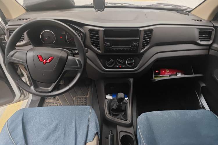Used Wuling Hongguang V 2022 1.5L Jingqu Edition Electric-Assist LAR Center Console