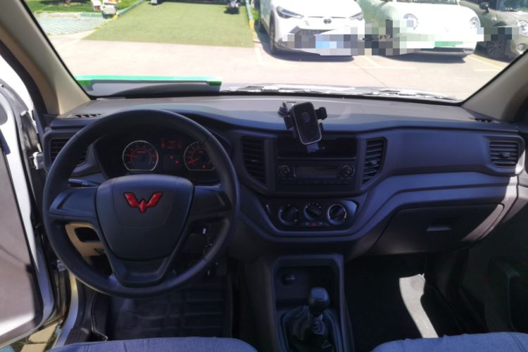 Used Wuling Hongguang V 2022 1.5L Jingqu Edition Electric-Assist LAR Center Console
