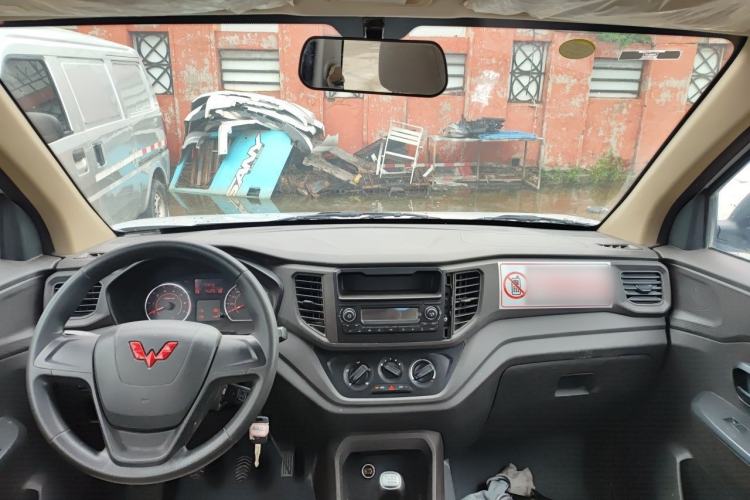 Used Wuling Hongguang V 2022 1.5L Jingqu Version Hydraulic Power Steering LAR Center Console