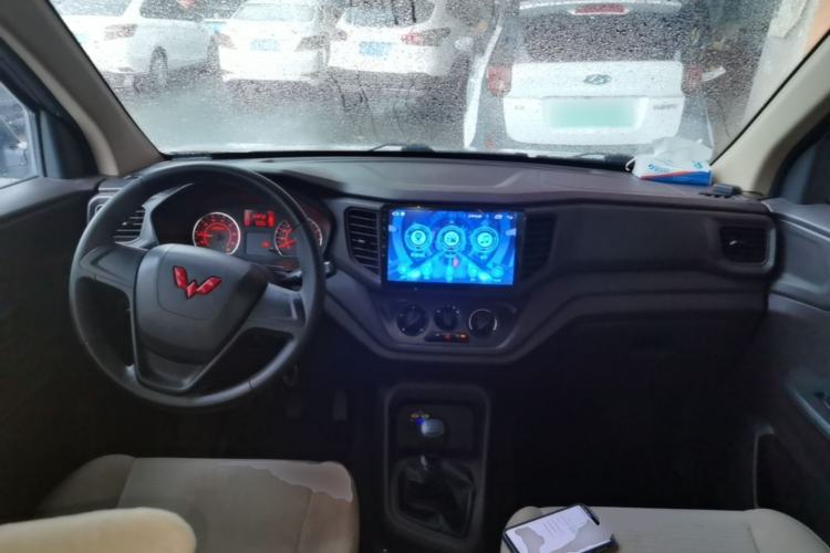 Used Wuling Hongguang V 2022 1.5L Jingqu Version Hydraulic Power Steering LAR Center Console