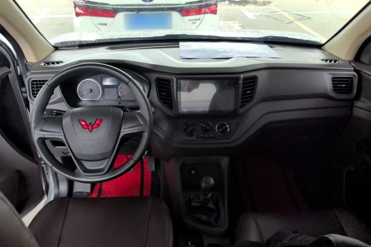Used Wuling Hongguang V 2022 1.5L Jingqu Edition Electric-Assist LAR Center Console