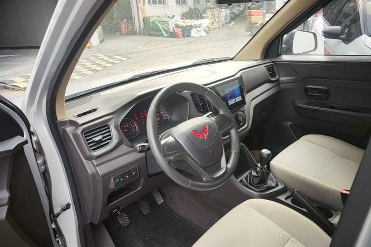 Used Wuling Hongguang V 2022 1.5L Jingqu Edition Electric-Assist LAR Center Console