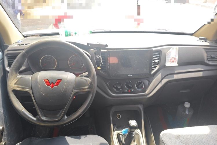 Used Wuling Hongguang V 2022 1.5L Jingqu Version Hydraulic Power Steering LAR Center Console