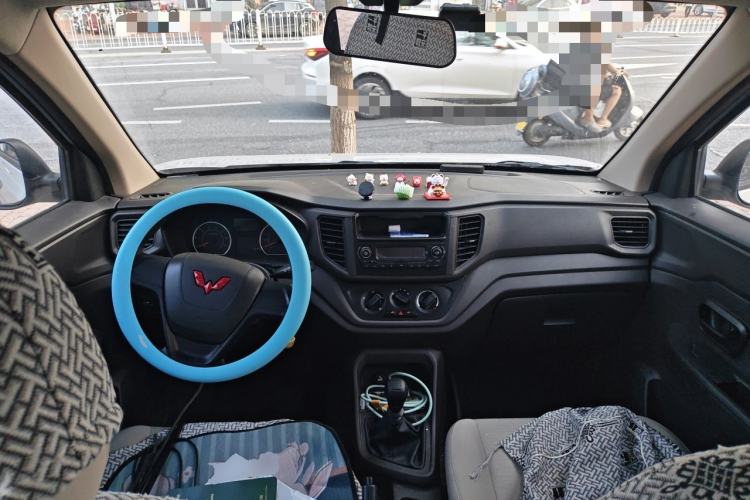 Used Wuling Hongguang V 2022 1.5L Jingqu Version Hydraulic Power Steering LAR Center Console