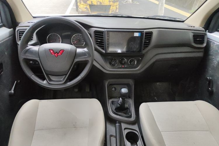 Used Wuling Hongguang V 2022 1.5L Jingqu Edition Electric-Assist LAR Center Console