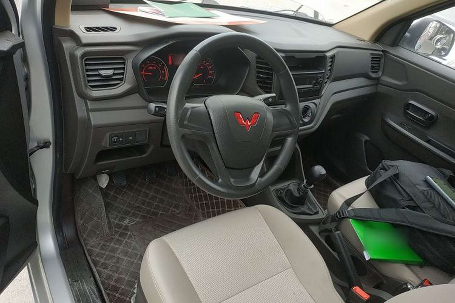 Used Wuling Hongguang V 2022 1.5L Jingqu Edition Enclosed-Window Vehicle with Electric Power Steering LAR Center Console