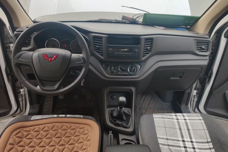Used Wuling Hongguang V 2022 1.5L Jingqu Version Hydraulic Power Steering LAR Center Console