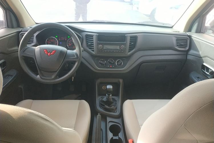 Used Wuling Hongguang V 2022 1.5L Jingqu Edition Enclosed-Window Vehicle with Hydraulic Power Steering LAR Center Console