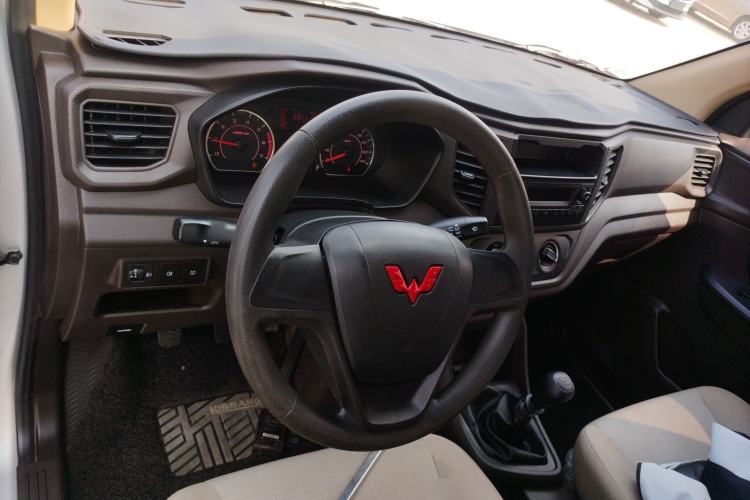 Used Wuling Hongguang V 2022 1.5L Jingqu Edition Electric-Assist LAR Center Console
