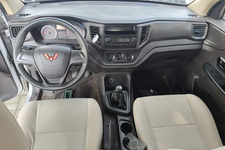 Used Wuling Hongguang V 2022 1.5L Jingqu Version Hydraulic Power Steering LAR Center Console