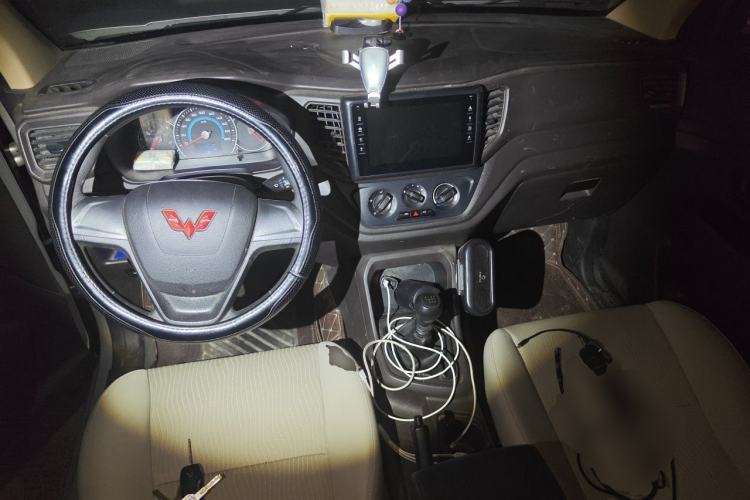 Used Wuling Hongguang V 2022 1.5L Enjoy Edition Electric-Powered LAR Center Console