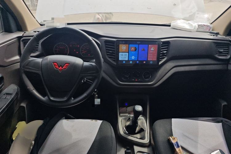 Used Wuling Hongguang V 2022 1.5L Jingqu Edition Electric-Assist LAR Center Console