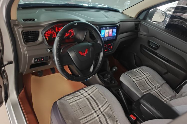 Used Wuling Hongguang V 2022 1.5L Jingqu Edition Enclosed-Window Vehicle with Electric Power Steering LAR Center Console