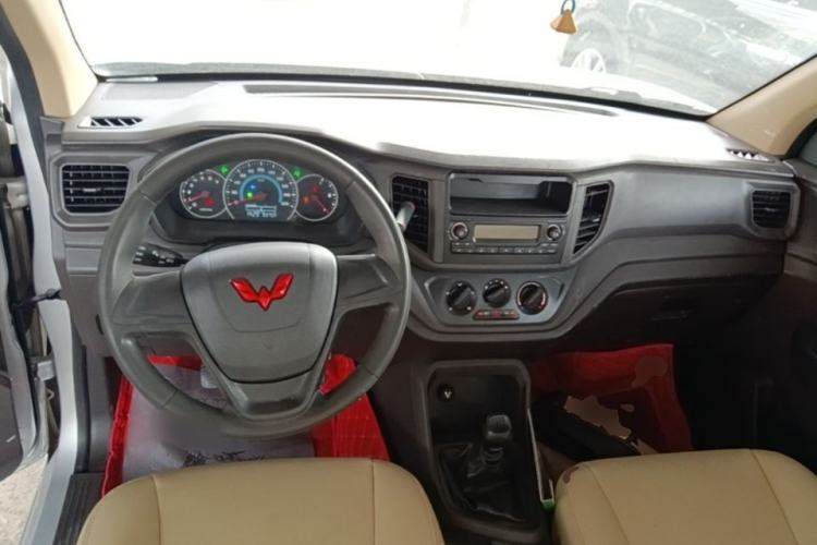 Used Wuling Hongguang V 2022 1.5L Enjoy Edition Electric-Powered LAR Center Console