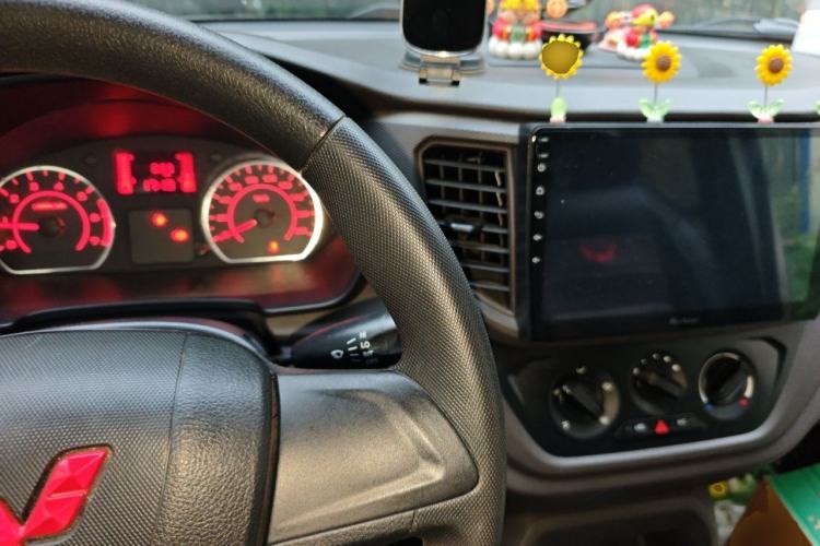 Used Wuling Hongguang V 2022 1.5L Enjoy Edition Electric-Powered LAR Center Console