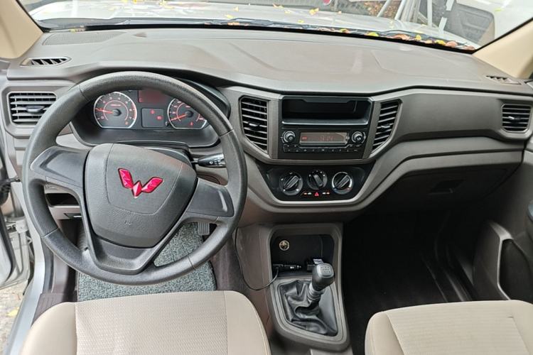 Used Wuling Hongguang V 2022 1.5L Jingqu Edition Electric-Assist LAR Center Console
