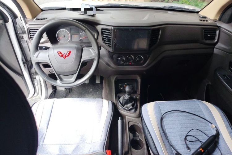 Used Wuling Hongguang V 2022 1.5L Jingqu Version Hydraulic Power Steering LAR Center Console