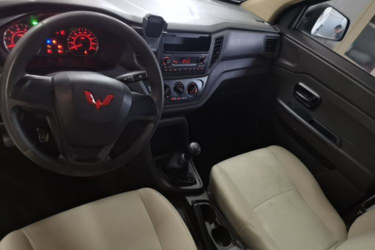 Used Wuling Hongguang V 2022 1.5L Jingqu Edition Enclosed-Window Vehicle with Hydraulic Power Steering LAR Center Console