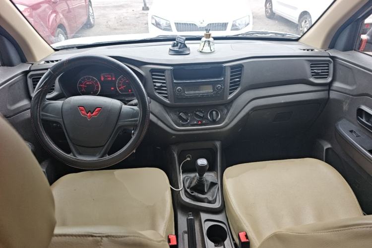 Used Wuling Hongguang V 2022 1.5L Jingqu Edition Electric-Assist LAR Center Console