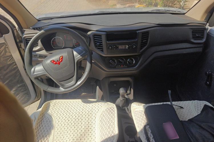 Used Wuling Hongguang V 2022 1.5L Jingqu Version Hydraulic Power Steering LAR Center Console