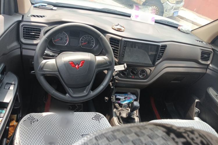 Used Wuling Hongguang V 2022 1.5L Jingqu Edition Electric-Assist LAR Center Console