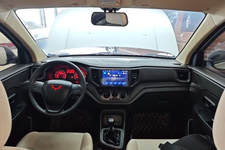 Used Wuling Hongguang V 2022 1.5L Jingqu Version Hydraulic Power Steering LAR Center Console