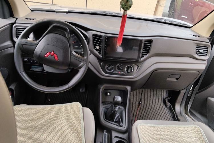 Used Wuling Hongguang V 2022 1.5L Jingqu Version Hydraulic Power Steering LAR Center Console