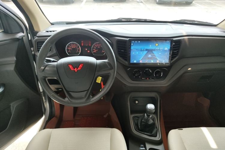 Used Wuling Hongguang V 2022 1.5L Jingqu Edition Electric-Assist LAR Center Console