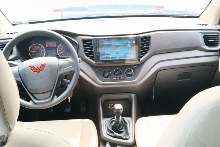 Used Wuling Hongguang V 2022 1.5L Jingqu Edition Electric-Assist LAR Center Console