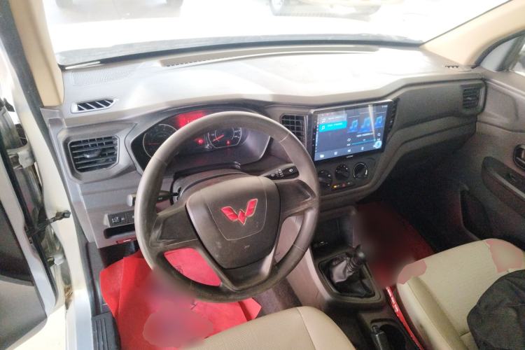 Used Wuling Hongguang V 2022 1.5L Jingqu Edition Enclosed-Window Vehicle with Electric Power Steering LAR Center Console