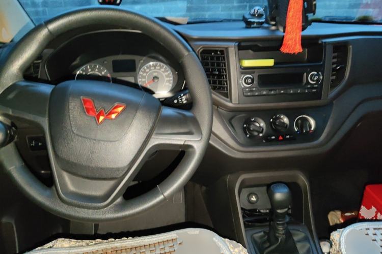 Used Wuling Hongguang V 2022 1.5L Jingqu Version Hydraulic Power Steering LAR Center Console