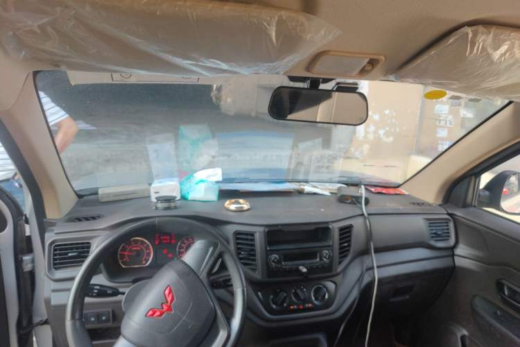 Used Wuling Hongguang V 2022 1.5L Jingqu Version Hydraulic Power Steering LAR Center Console