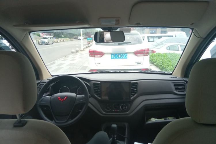 Used Wuling Hongguang V 2022 1.5L Jingqu Edition Electric-Assist LAR Center Console