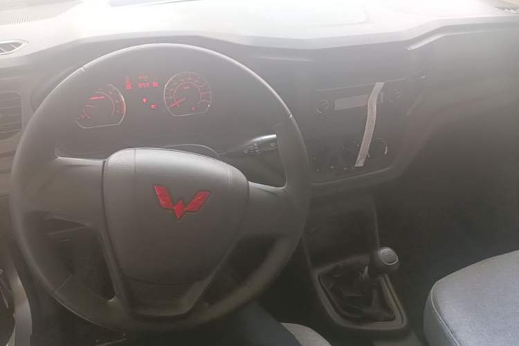 Used Wuling Hongguang V 2022 1.5L Jingqu Edition Electric-Assist LAR Center Console