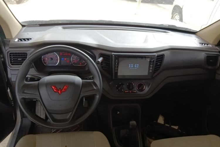 Used Wuling Hongguang V 2022 1.5L Jingqu Version Hydraulic Power Steering LAR Center Console