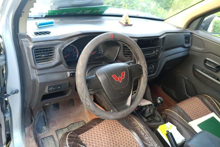 Used Wuling Hongguang V 2022 1.5L Jingqu Edition Enclosed-Window Vehicle with Hydraulic Power Steering LAR Center Console