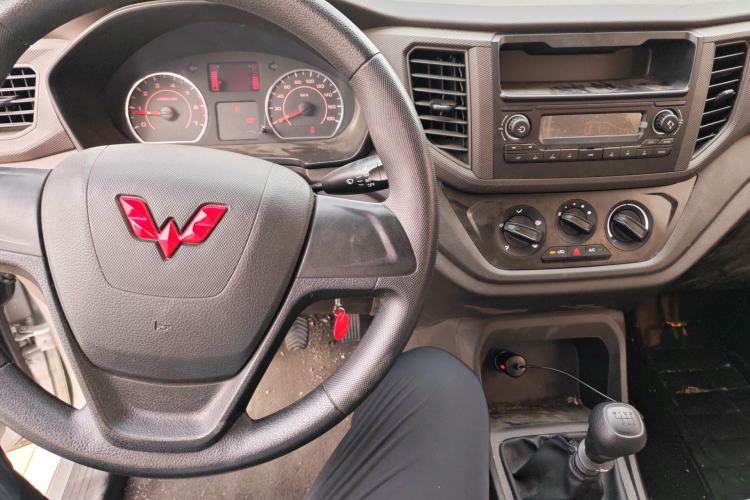 Used Wuling Hongguang V 2022 1.5L Jingqu Edition Electric-Assist LAR Center Console