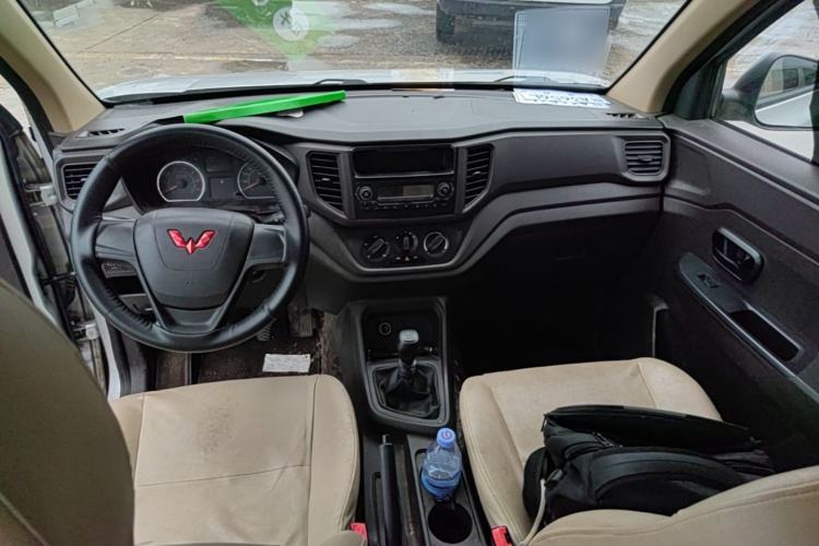 Used Wuling Hongguang V 2022 1.5L Jingqu Edition Electric-Assist LAR Center Console
