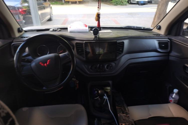 Used Wuling Hongguang V 2022 1.5L Jingqu Version Hydraulic Power Steering LAR Center Console