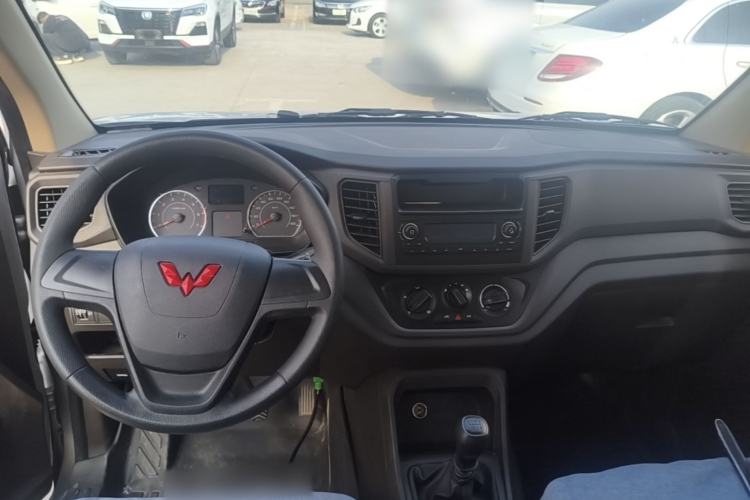 Used Wuling Hongguang V 2022 1.5L Jingqu Edition Electric-Assist LAR Center Console