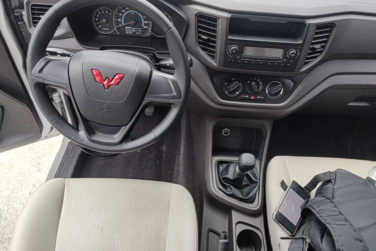 Used Wuling Hongguang V 2022 1.5L Enjoy Edition Electric-Powered LAR Center Console