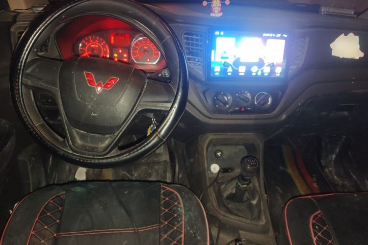 Used Wuling Hongguang V 2022 1.5L Jingqu Edition Electric-Assist LAR Center Console