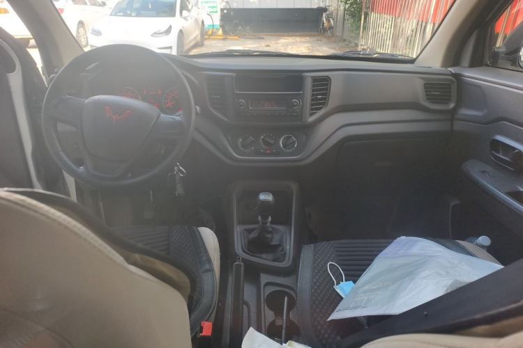 Used Wuling Hongguang V 2022 1.5L Jingqu Edition Enclosed-Window Vehicle with Electric Power Steering LAR Center Console