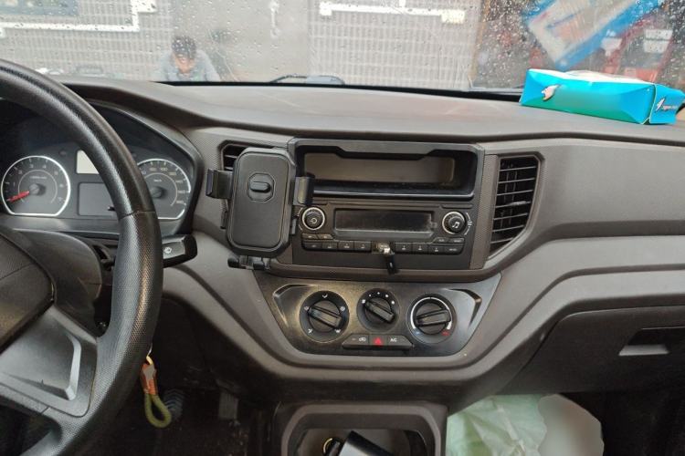 Used Wuling Hongguang V 2022 1.5L Jingqu Edition Electric-Assist LAR Center Console