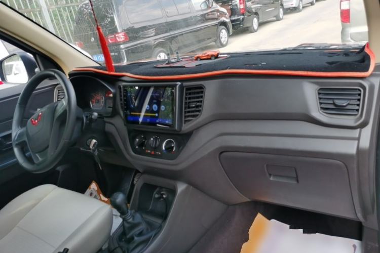 Used Wuling Hongguang V 2022 1.5L Jingqu Version Hydraulic Power Steering LAR Center Console